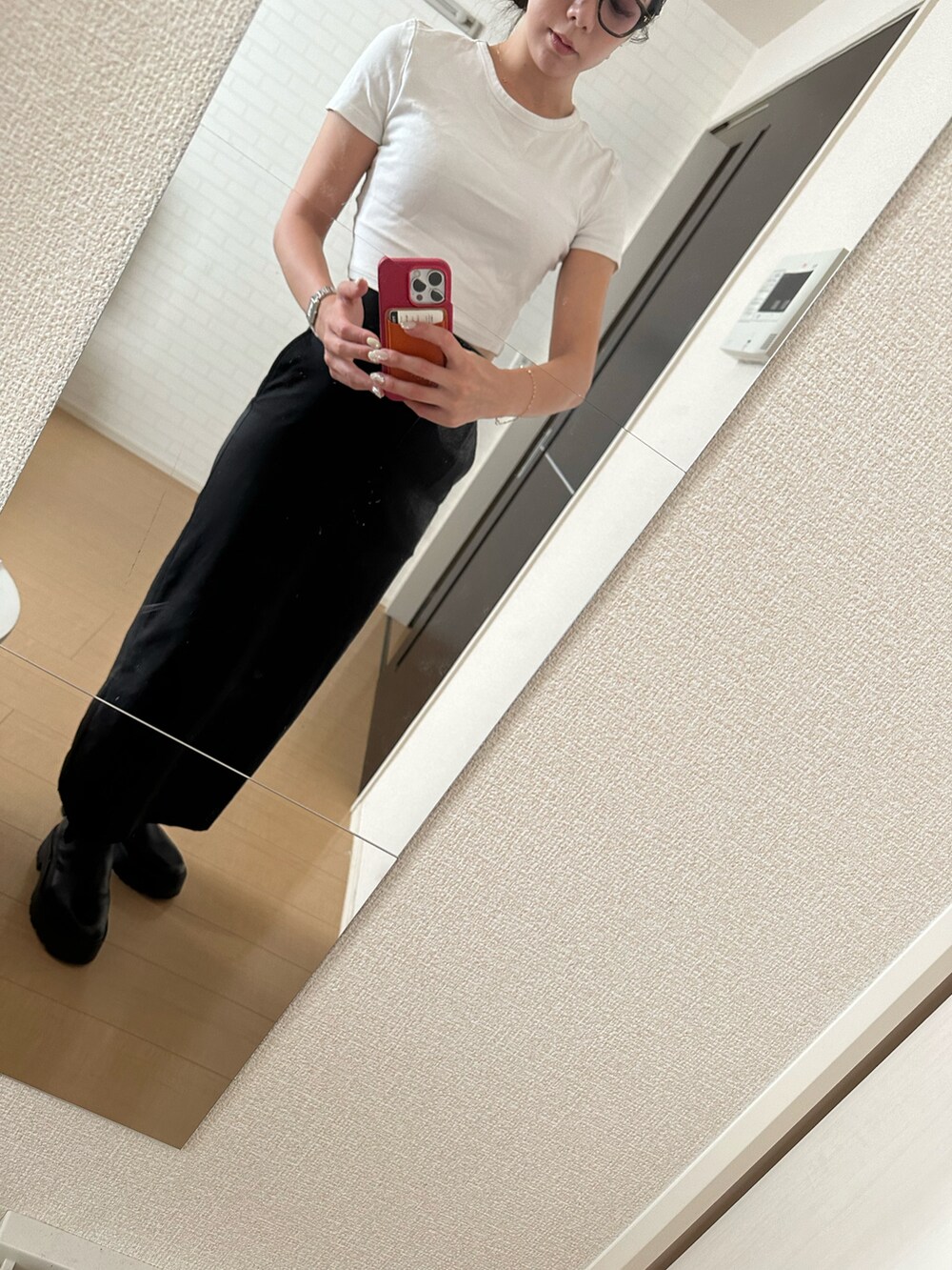 「モノトーン、シンプルコーデ、シンプル、タイトスカート、カジュアル、プチプラ、ブーツ、ZARA、UNIQLO、セリーヌ」｜「ZARAのアイテム（トップス、ホワイト系）」を使った、osd199さん（レディース・165cm）の秋コーディネートの2枚目の写真