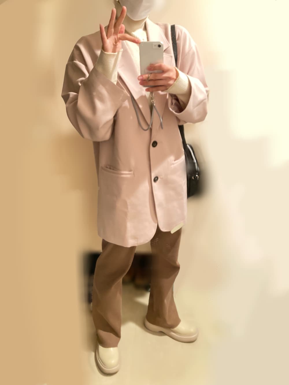 「ジャケット、タートルネック、ニットパンツ、フレアパンツ、ベージュ」｜「STYLEMIXERのリブニットペンシルパンツ（その他パンツ、ブラウン系）」を使った、 蒲原さん（レディース・166cm）の冬コーディネートの2枚目の写真
