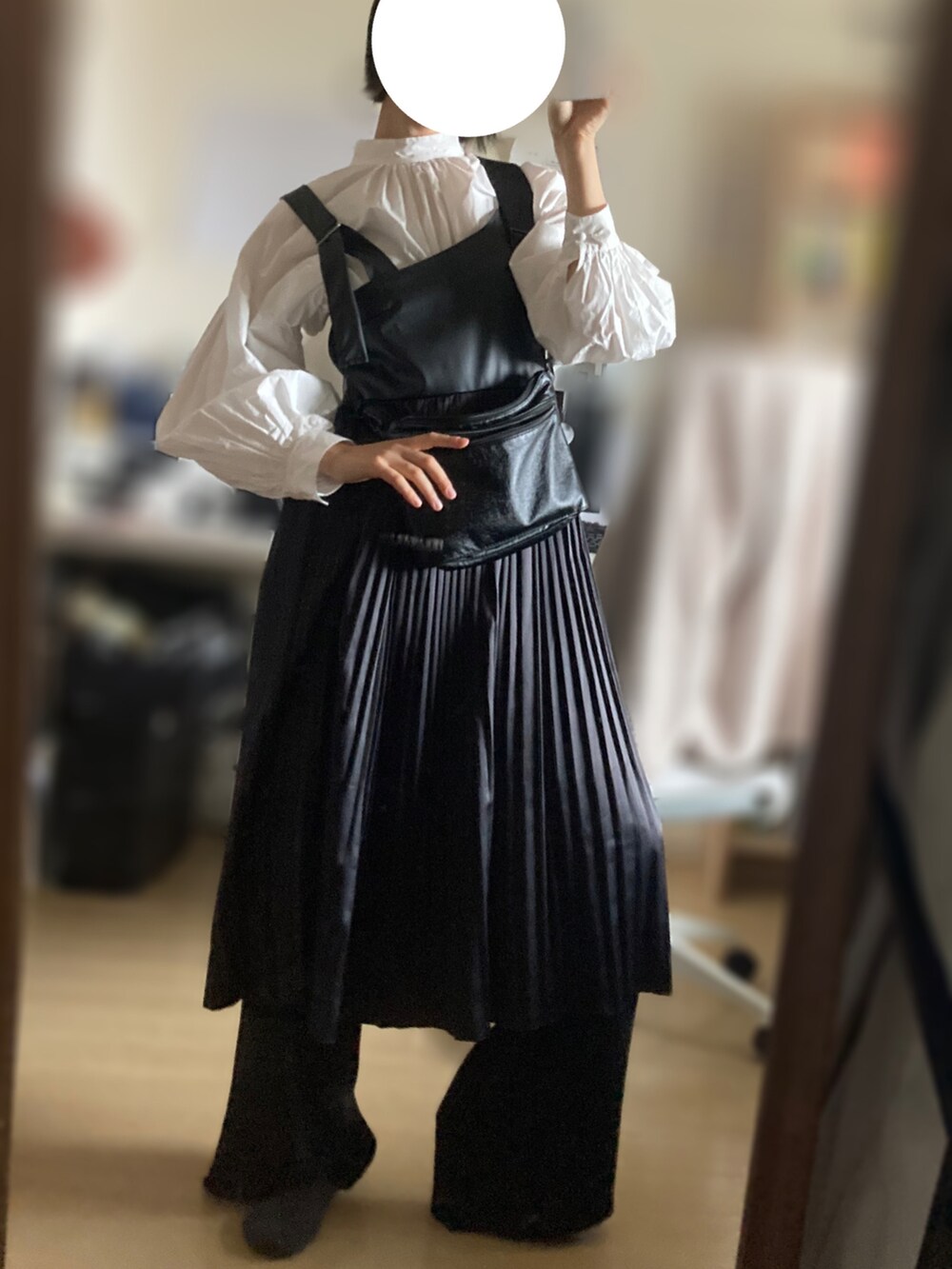 「レイヤードスタイル、モノトーン、ブラウス、プリーツスカート、ワンピース、ボリューム袖、パンツスタイル、ショルダーバッグ、レザー」｜「LOIS CRAYONのアイテム（シャツ/ブラウス、ホワイト系）」を使った、 蒲原さん（レディース・165cm）の春コーディネートの2枚目の写真
