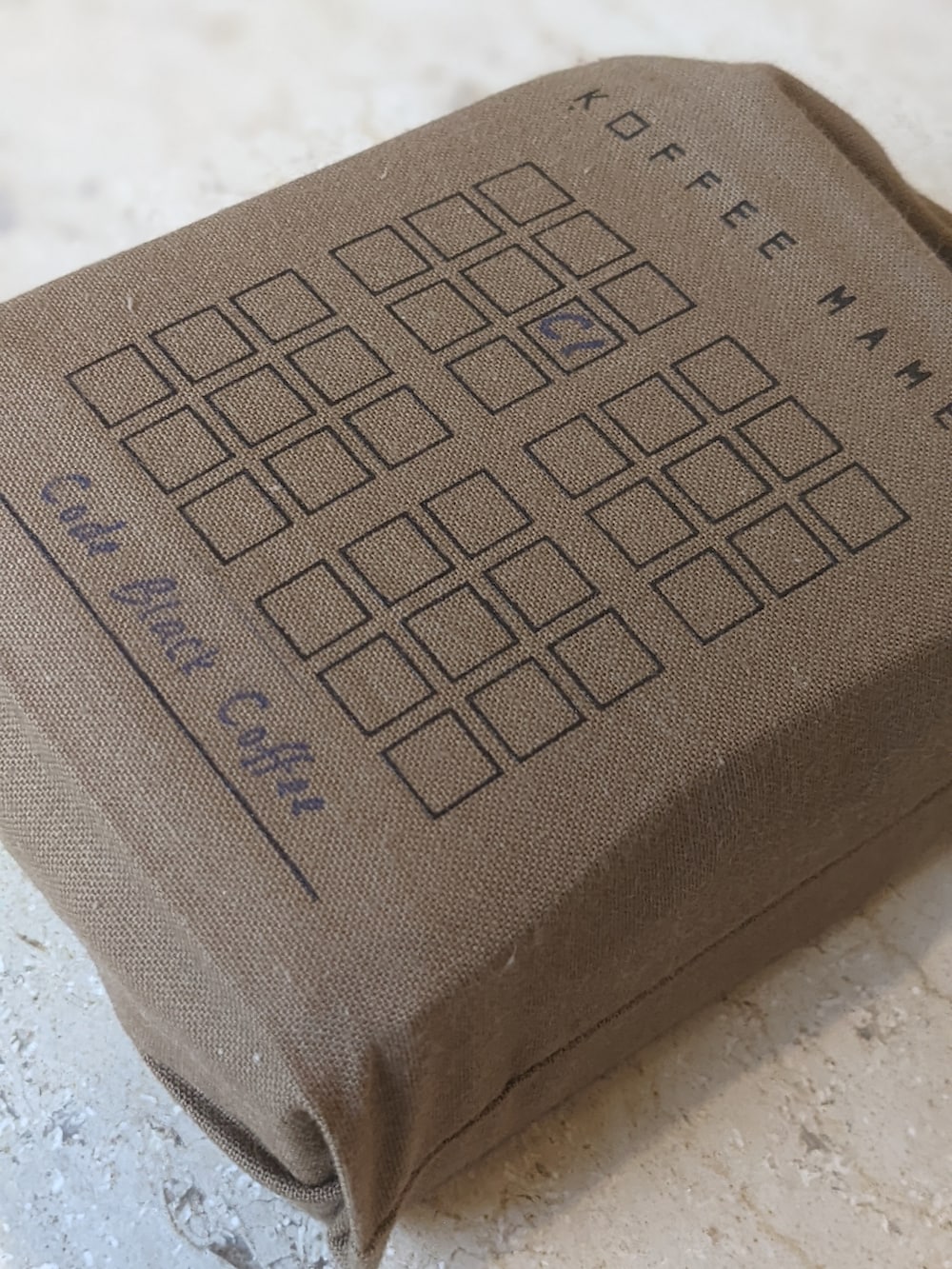 ブラック系のTシャツ/カットソー、ブラック系のその他パンツ、ブラック系のローファーを着用したメンズの夏コーディネートの2枚目の写真