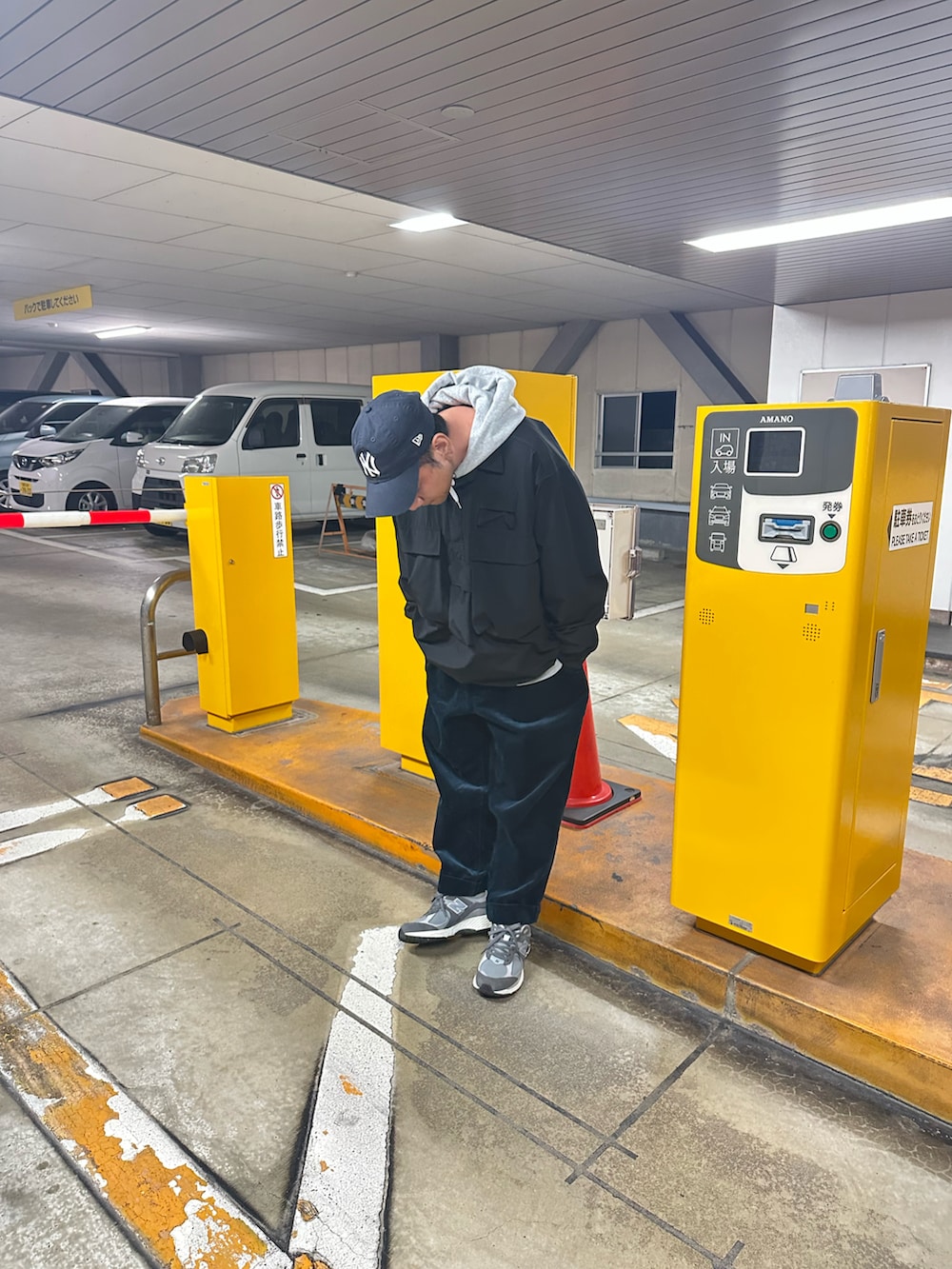 ブルー系のパンツ、グレー系のスニーカー、グレー系のパーカーを着用したメンズの秋コーディネートの2枚目の写真