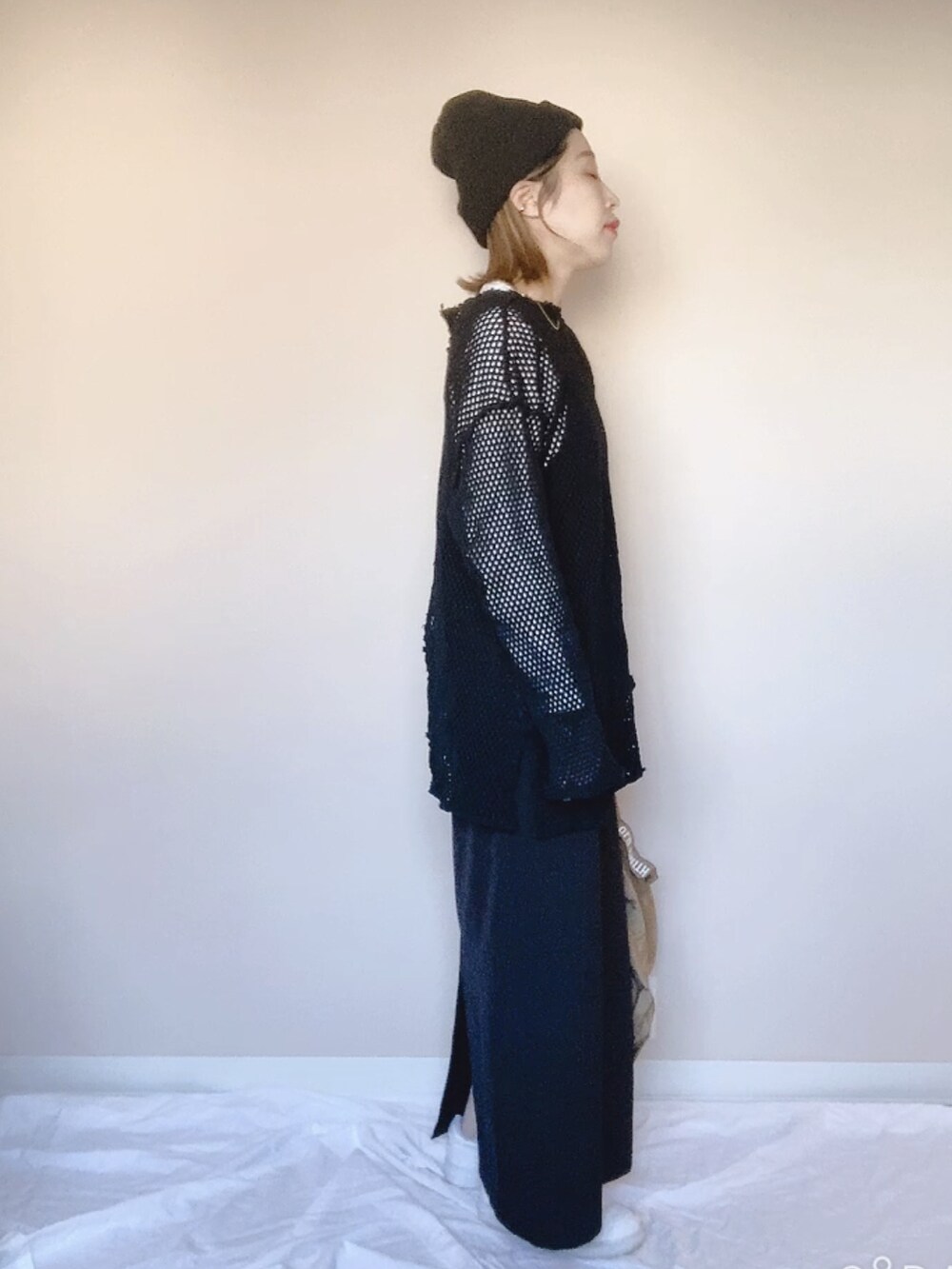 ブラック系のカーディガン/ボレロ、ブラック系のワンピースを着用したレディースの秋コーディネートの3枚目の写真