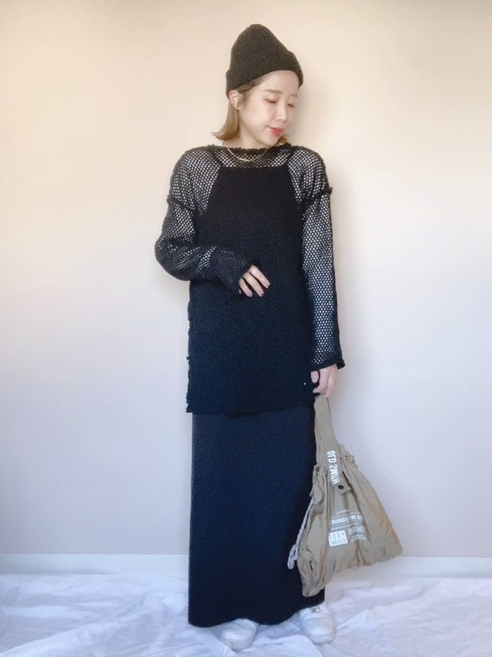 ブラック系のカーディガン/ボレロ、ブラック系のワンピースを着用したレディースの秋コーディネートの2枚目の写真