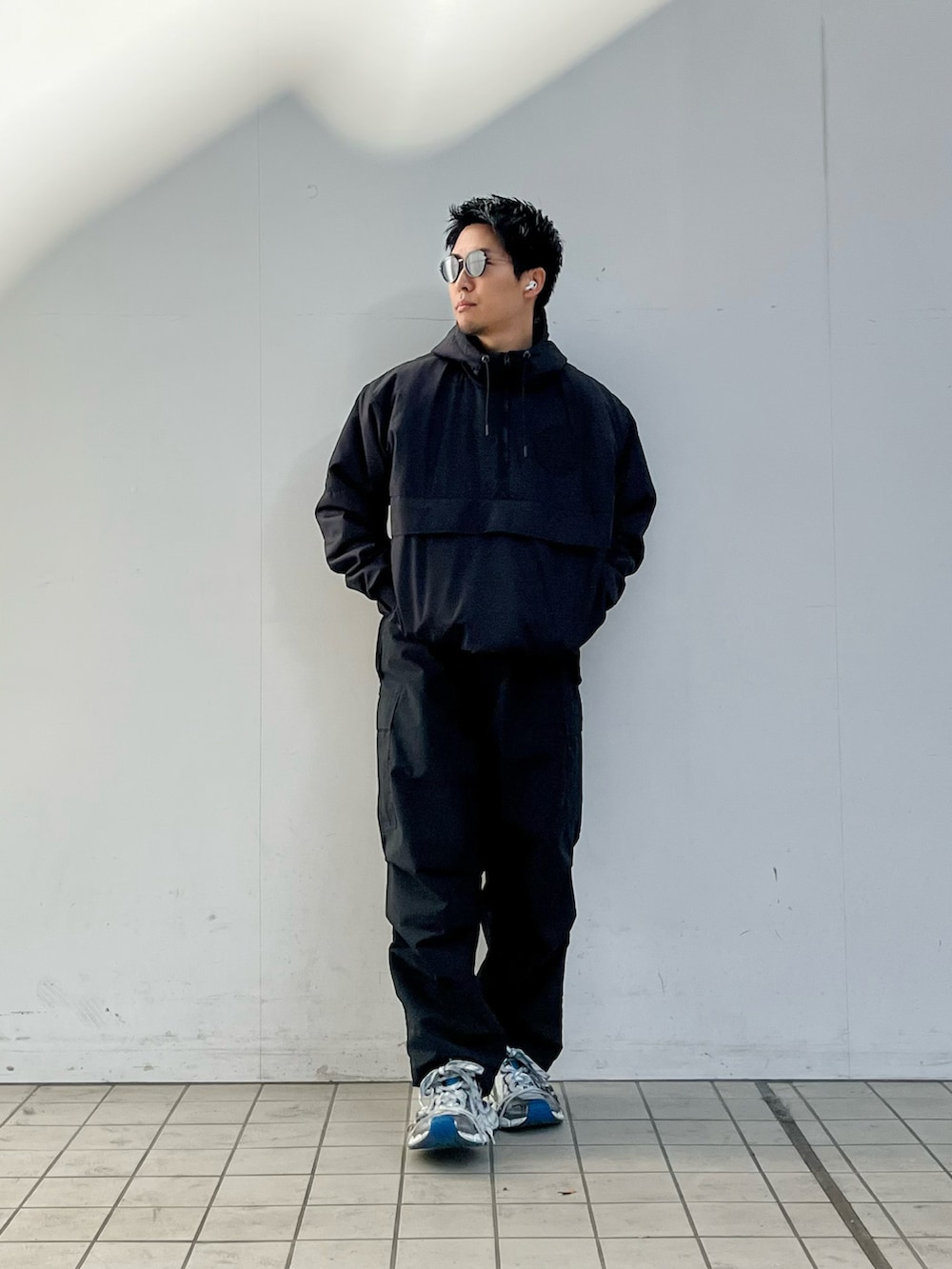 ブラック系のその他アウター、ブラック系のカーゴパンツを着用したメンズの冬コーディネートの2枚目の写真