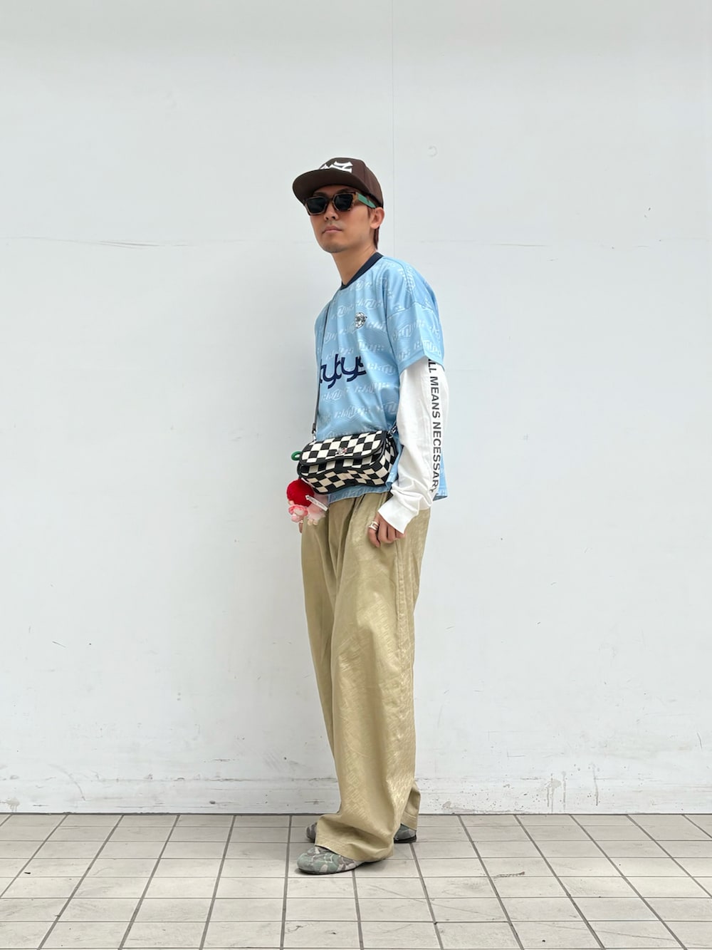 ブルー系のTシャツ/カットソーを着用したメンズの夏コーディネートの2枚目の写真