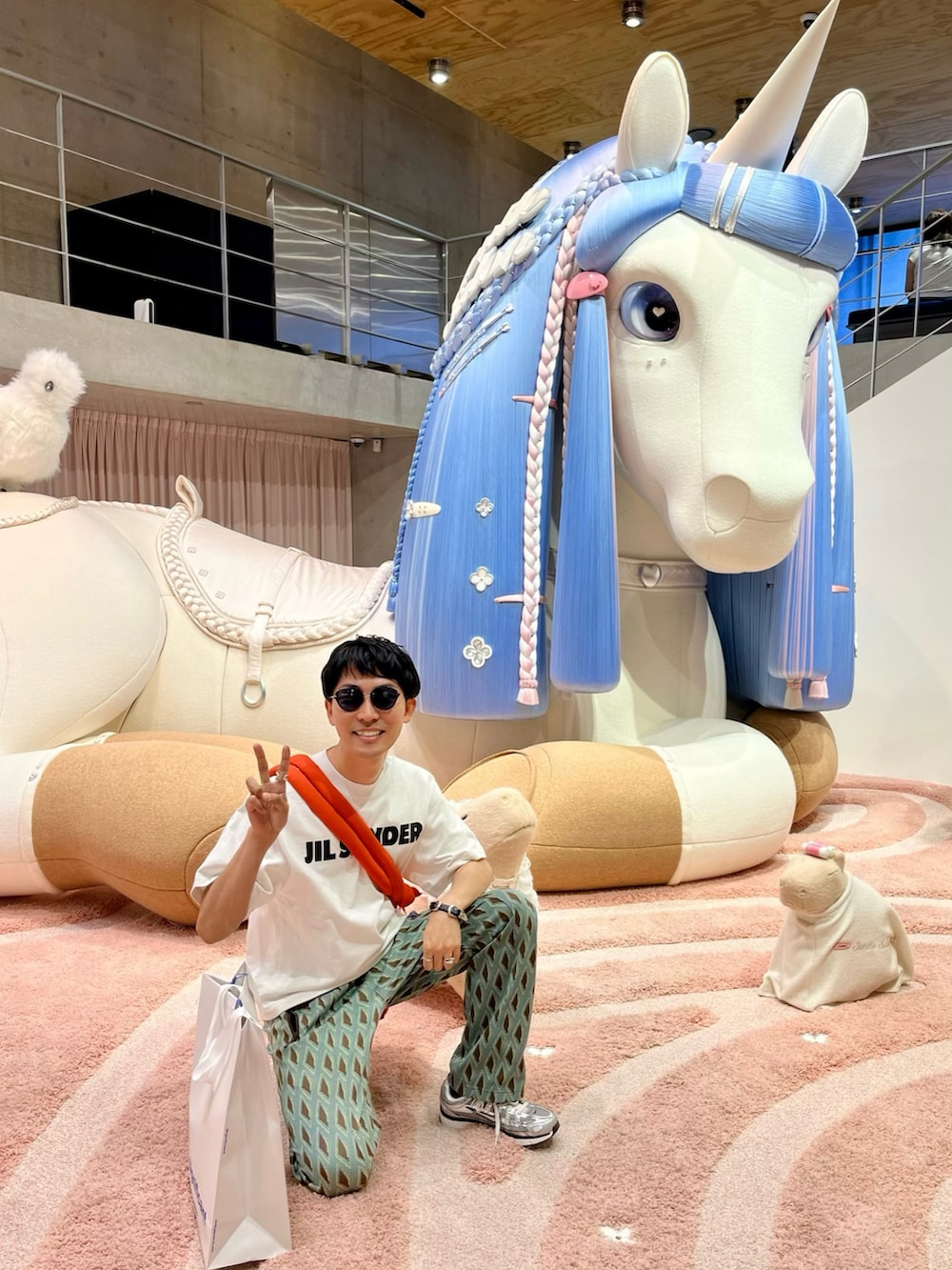 ホワイト系のTシャツ/カットソー、グリーン系のその他パンツ、シルバー系のスニーカーを着用したメンズの春コーディネートの2枚目の写真