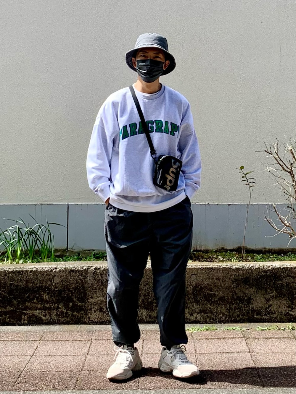 グレー系のスウェット、グレー系のその他パンツ、ベージュ系のスニーカーを着用したメンズの春コーディネートの2枚目の写真