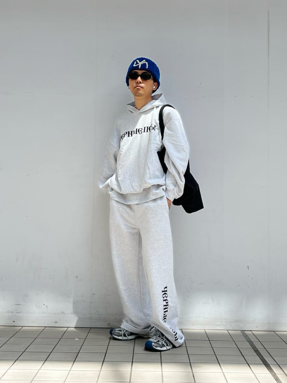 グレー系のパーカー、グレー系のTシャツ/カットソー、グレー系のスウェットパンツを着用したメンズの春コーディネートの2枚目の写真