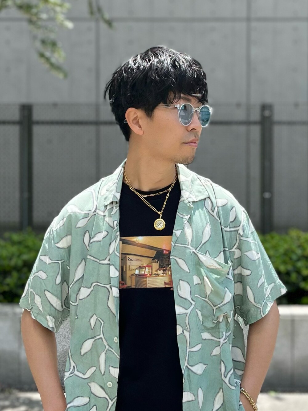 グリーン系のシャツ/ブラウス、ブラック系のTシャツ/カットソー、ホワイト系のサロペット/オーバーオールを着用したメンズの春コーディネートの3枚目の写真