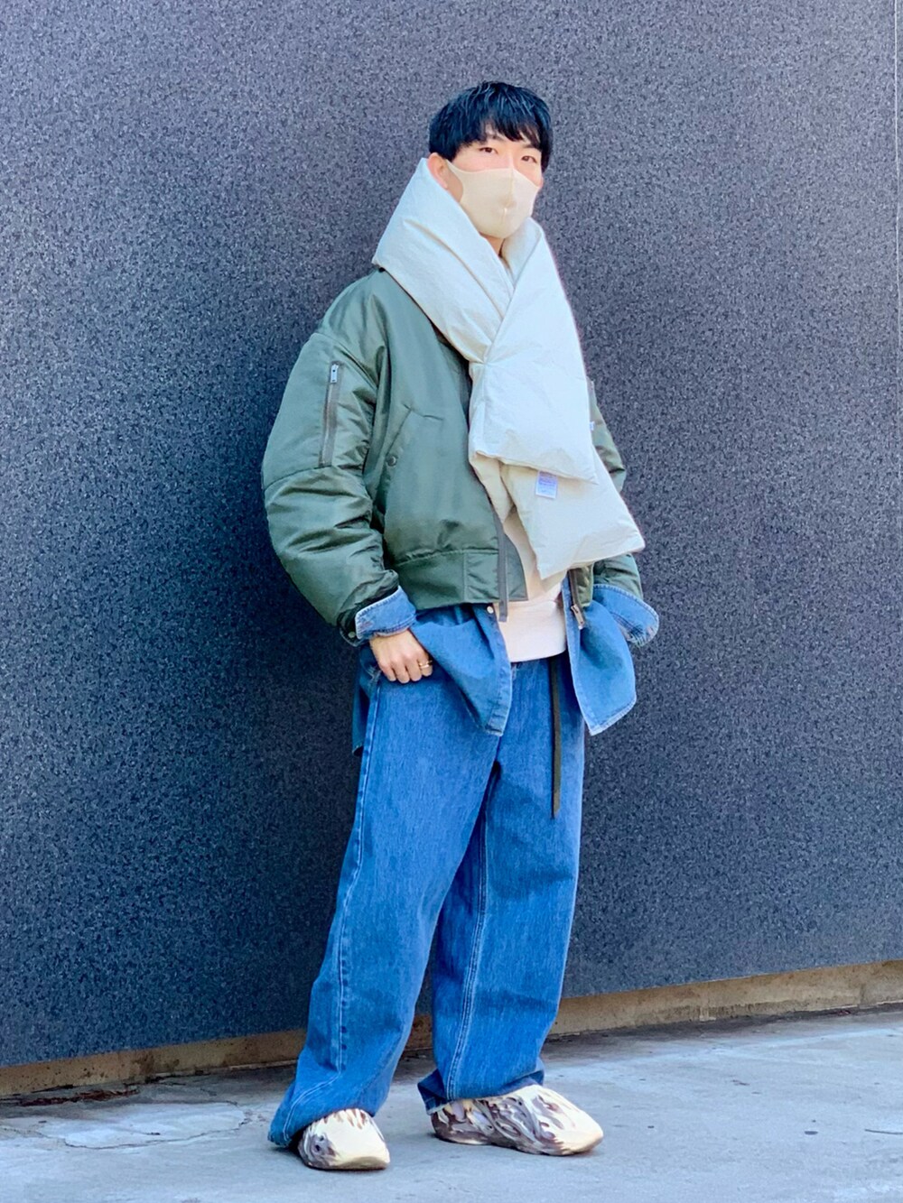 グリーン系のMA-1、ブルー系のシャツ/ブラウス、ベージュ系のパーカーを着用したメンズの冬コーディネートの2枚目の写真