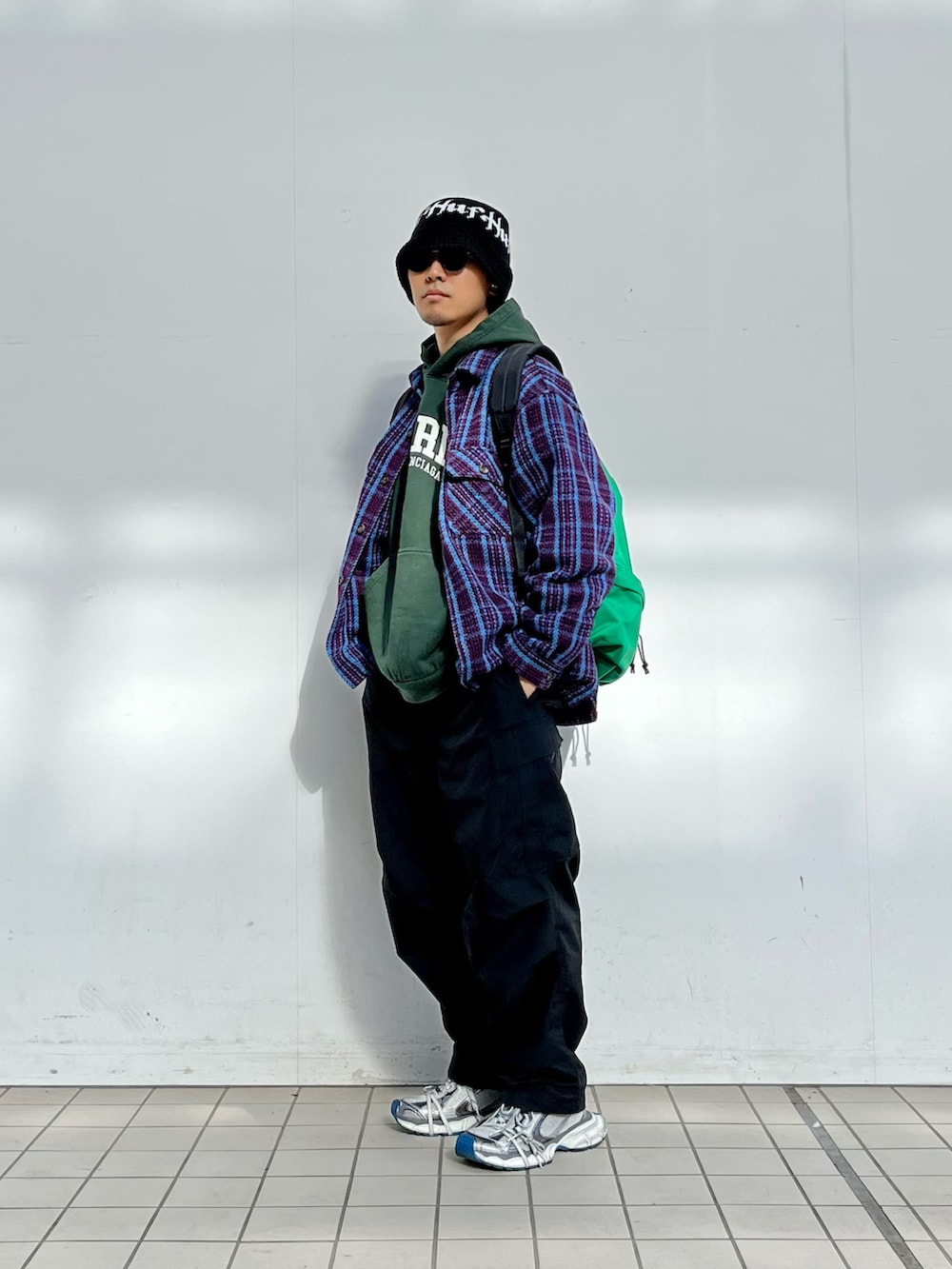 パープル系のジャケット/アウター、ブラック系のカーゴパンツ、グリーン系のバックパック/リュックを着用したメンズの冬コーディネートの2枚目の写真