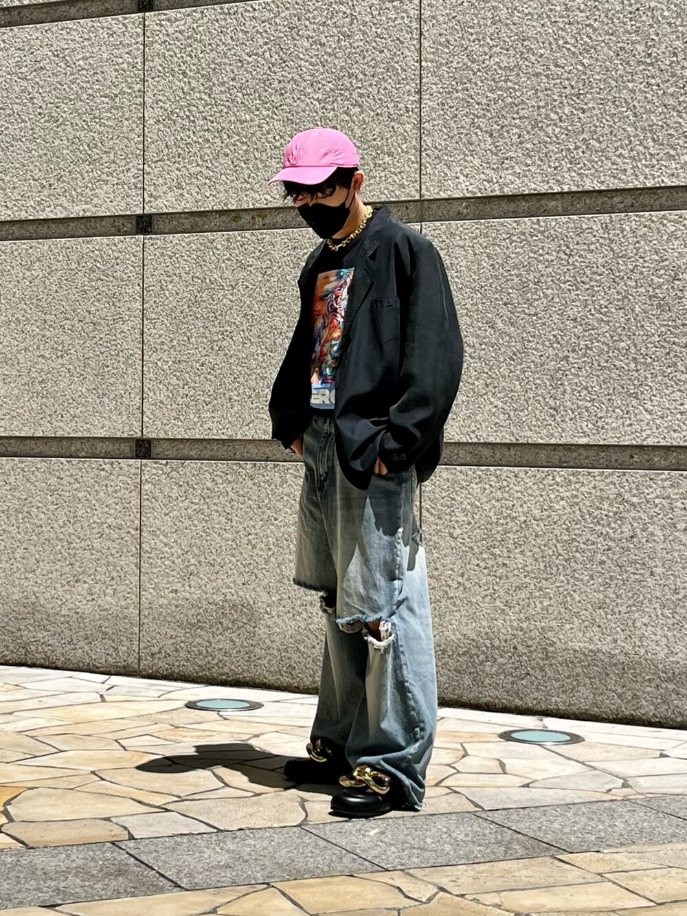 ブラック系のテーラードジャケット、ブラック系のTシャツ/カットソー、ブルー系のデニムパンツを着用したメンズの春コーディネートの3枚目の写真