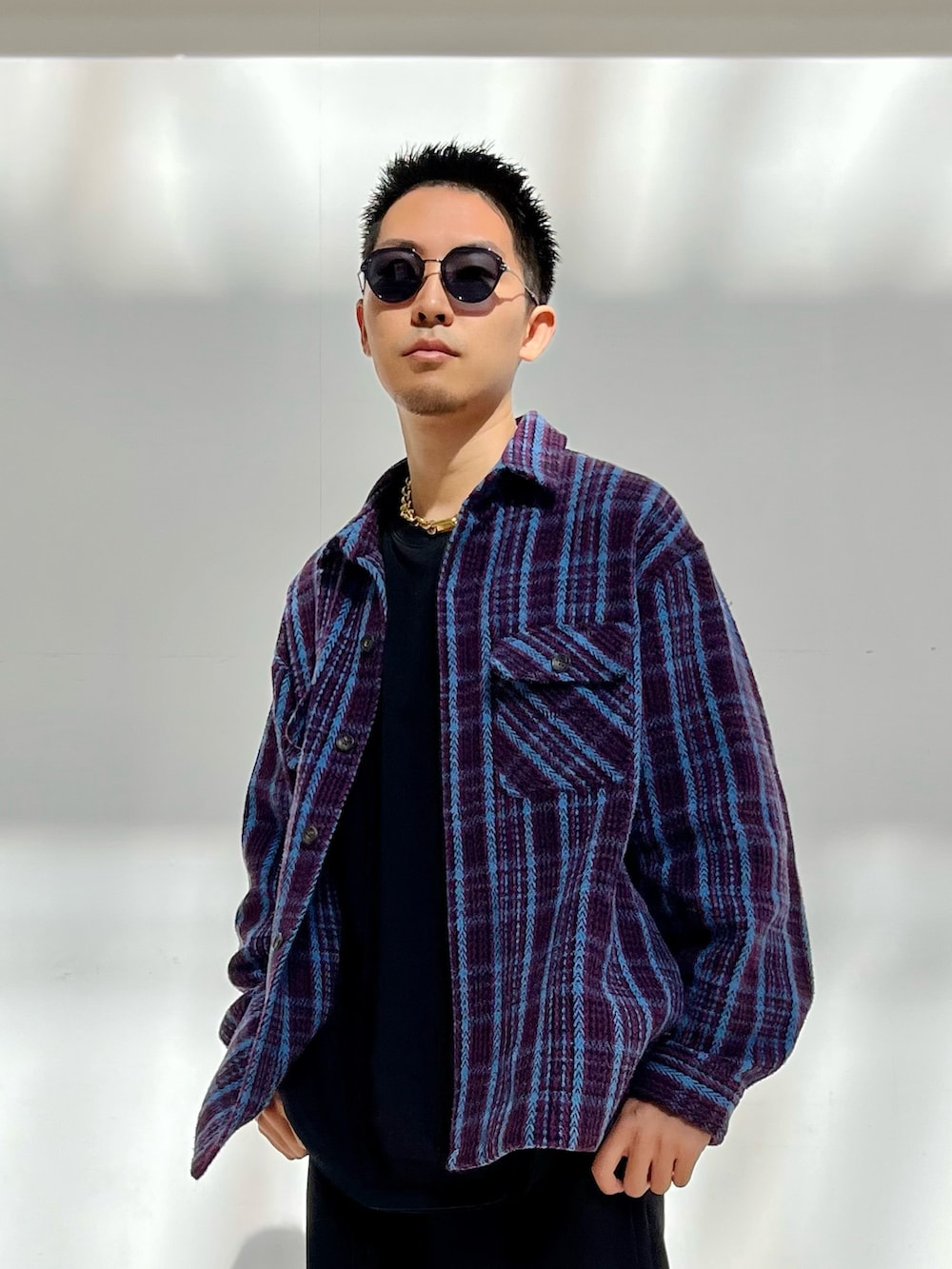 パープル系のジャケット/アウター、ブラック系のその他パンツ、ブラウン系のスニーカーを着用したメンズの秋コーディネートの3枚目の写真