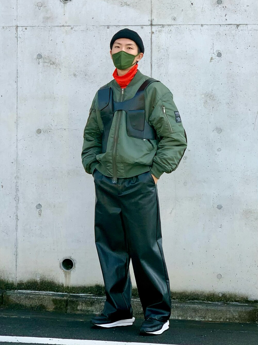 グリーン系のMA-1、ブラック系のベスト、ブラック系のその他パンツを着用したメンズの冬コーディネートの2枚目の写真