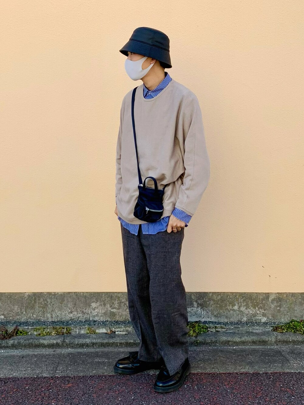 ベージュ系のスウェット、ブルー系のシャツ/ブラウス、グレー系のその他パンツを着用したメンズの冬コーディネートの2枚目の写真