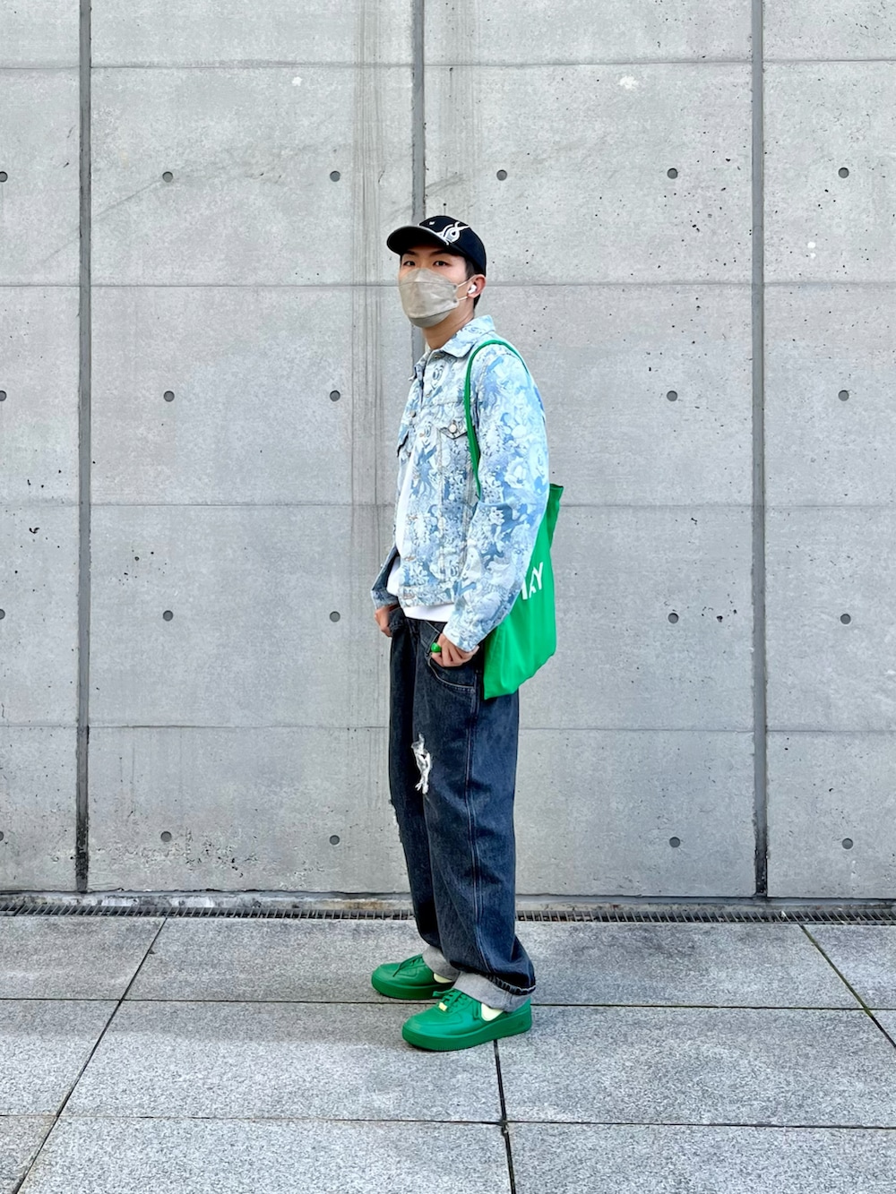 ブルー系のデニムジャケット、ホワイト系のスウェット、グレー系のデニムパンツを着用したメンズの春コーディネートの2枚目の写真