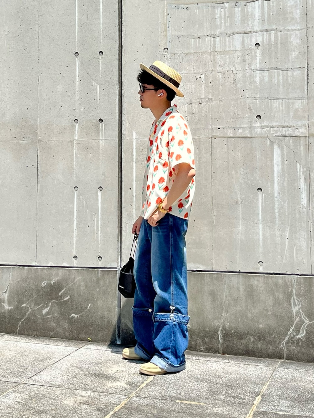 ホワイト系のシャツ/ブラウス、ブルー系のデニムパンツ、ブラック系のショルダーバッグを着用したメンズの夏コーディネートの2枚目の写真