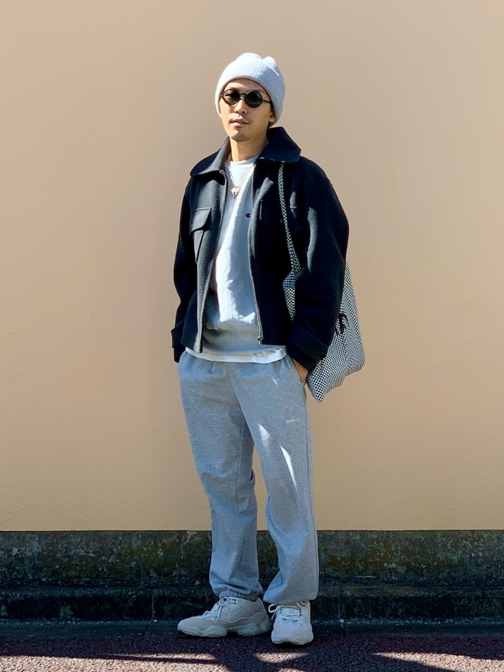 グレー系のジャケット/アウター、グレー系のスウェット、グレー系のスウェットパンツを着用したメンズの春コーディネートの2枚目の写真