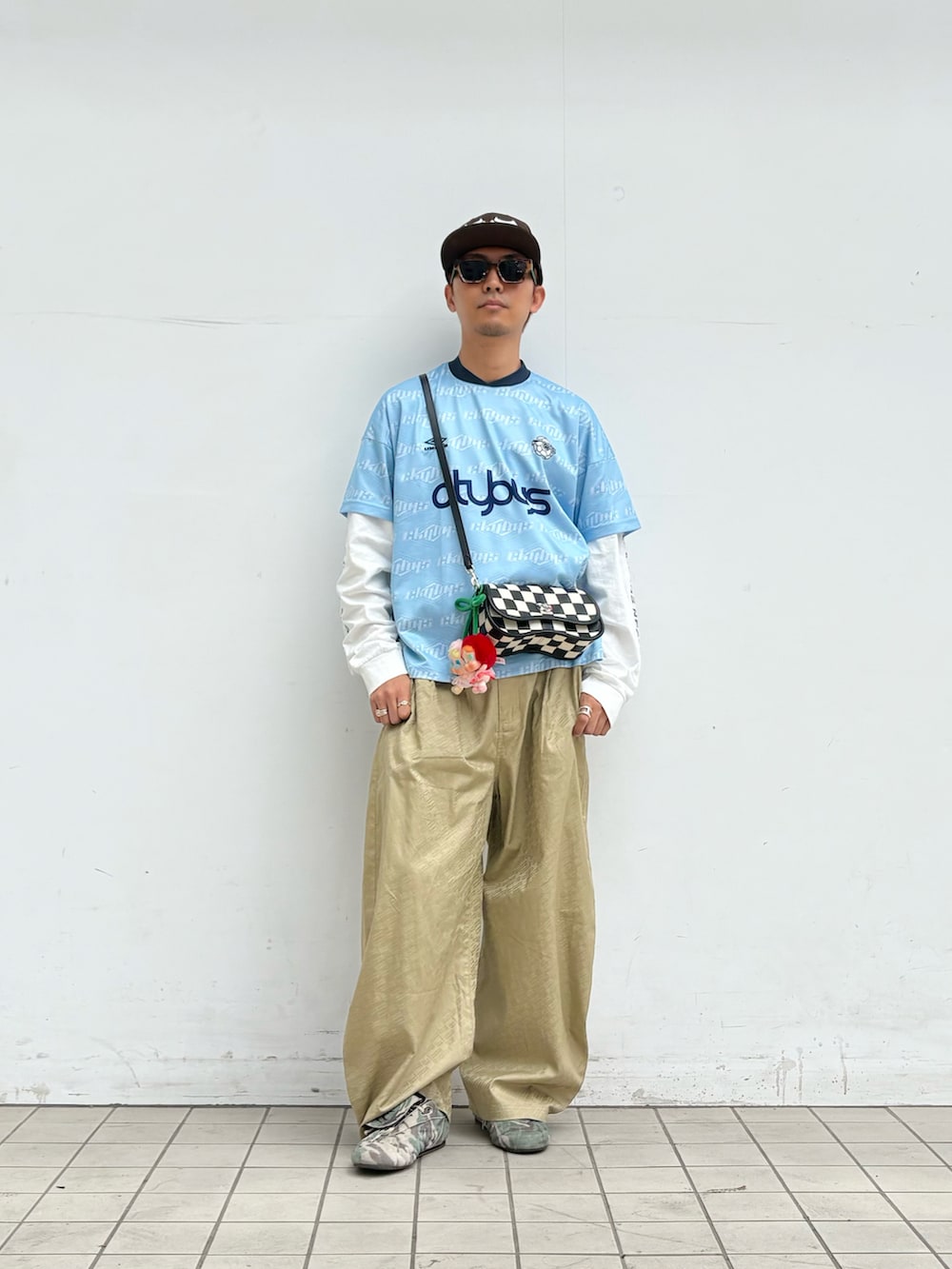 ブルー系のTシャツ/カットソーを着用したメンズの夏コーディネートの3枚目の写真