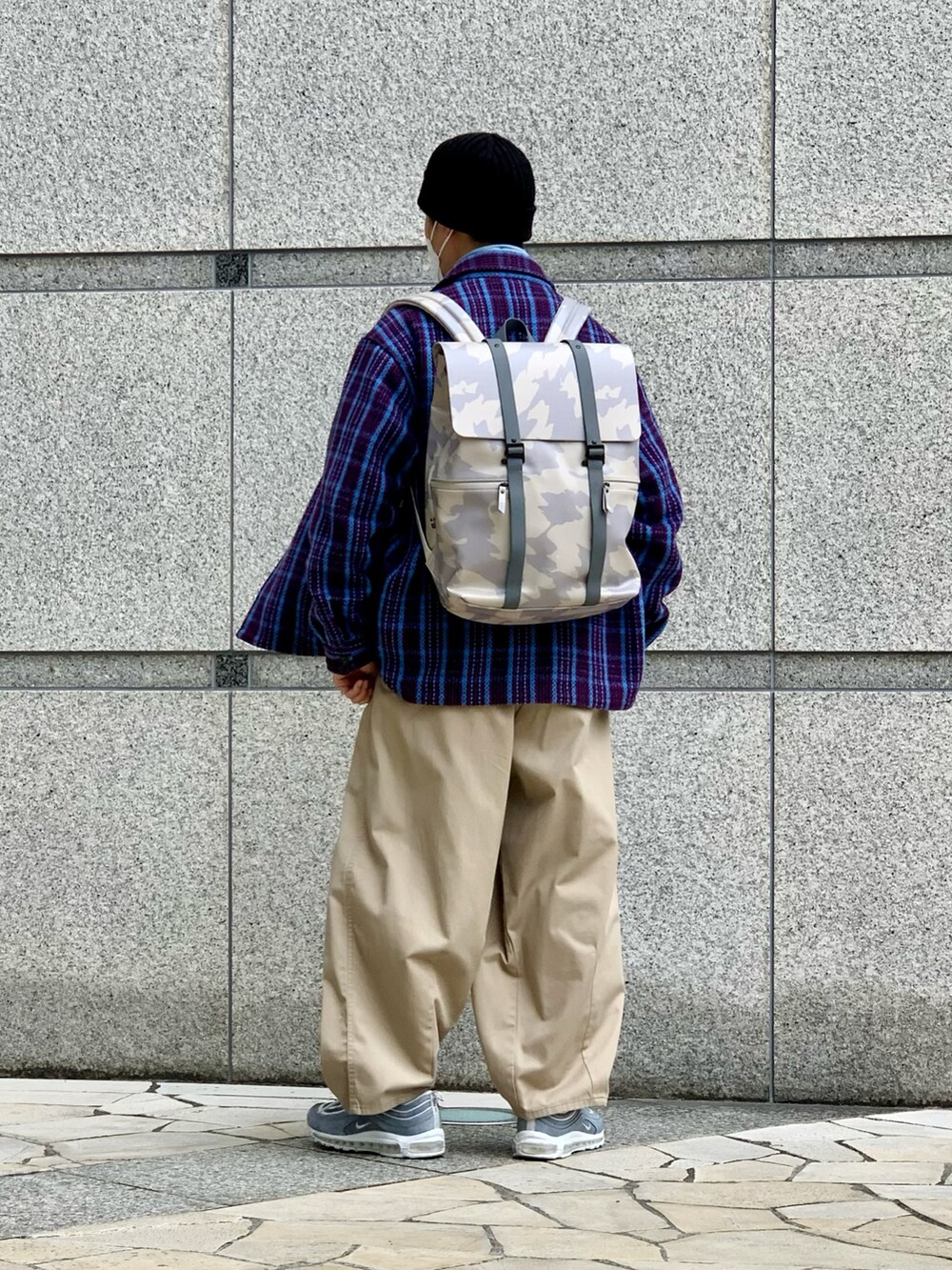 パープル系のジャケット/アウター、ブルー系のスウェット、ベージュ系のその他パンツを着用したメンズの冬コーディネートの2枚目の写真