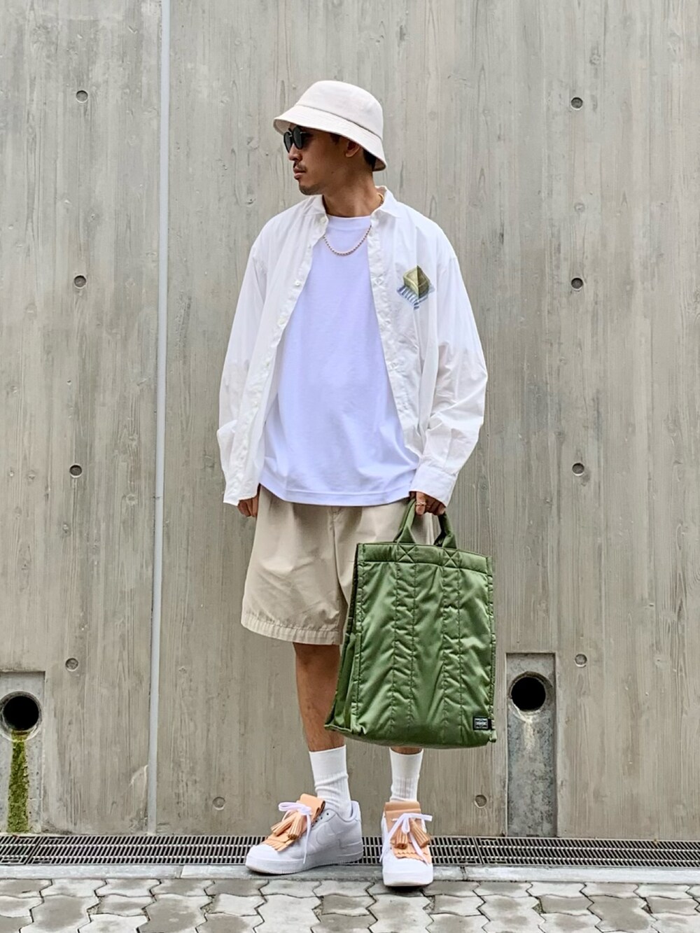 ホワイト系のシャツ/ブラウス、ホワイト系のTシャツ/カットソー、ベージュ系のパンツを着用したメンズの夏コーディネートの2枚目の写真