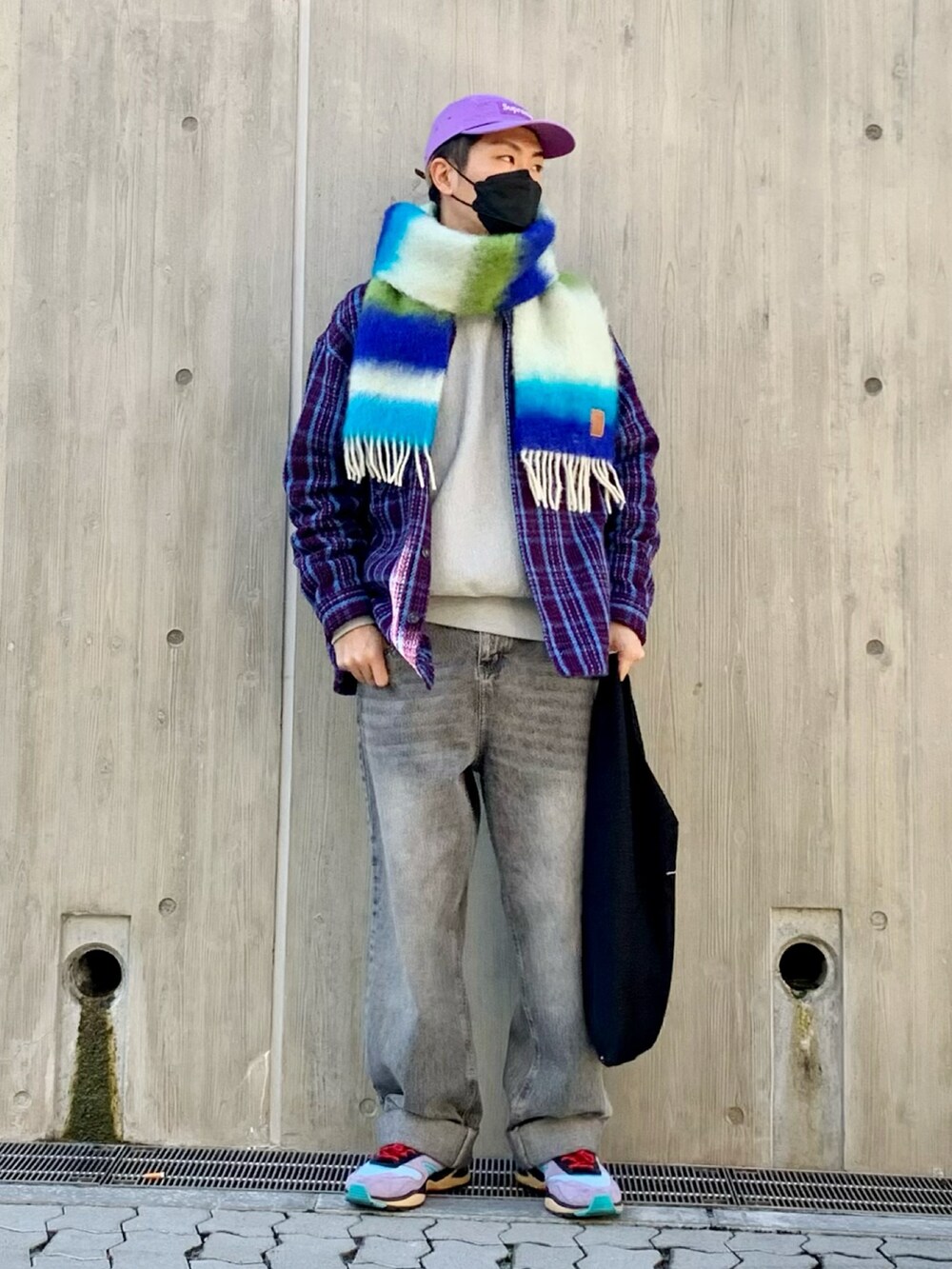 パープル系のジャケット/アウター、グレー系のスウェット、グレー系のデニムパンツを着用したメンズの冬コーディネートの2枚目の写真