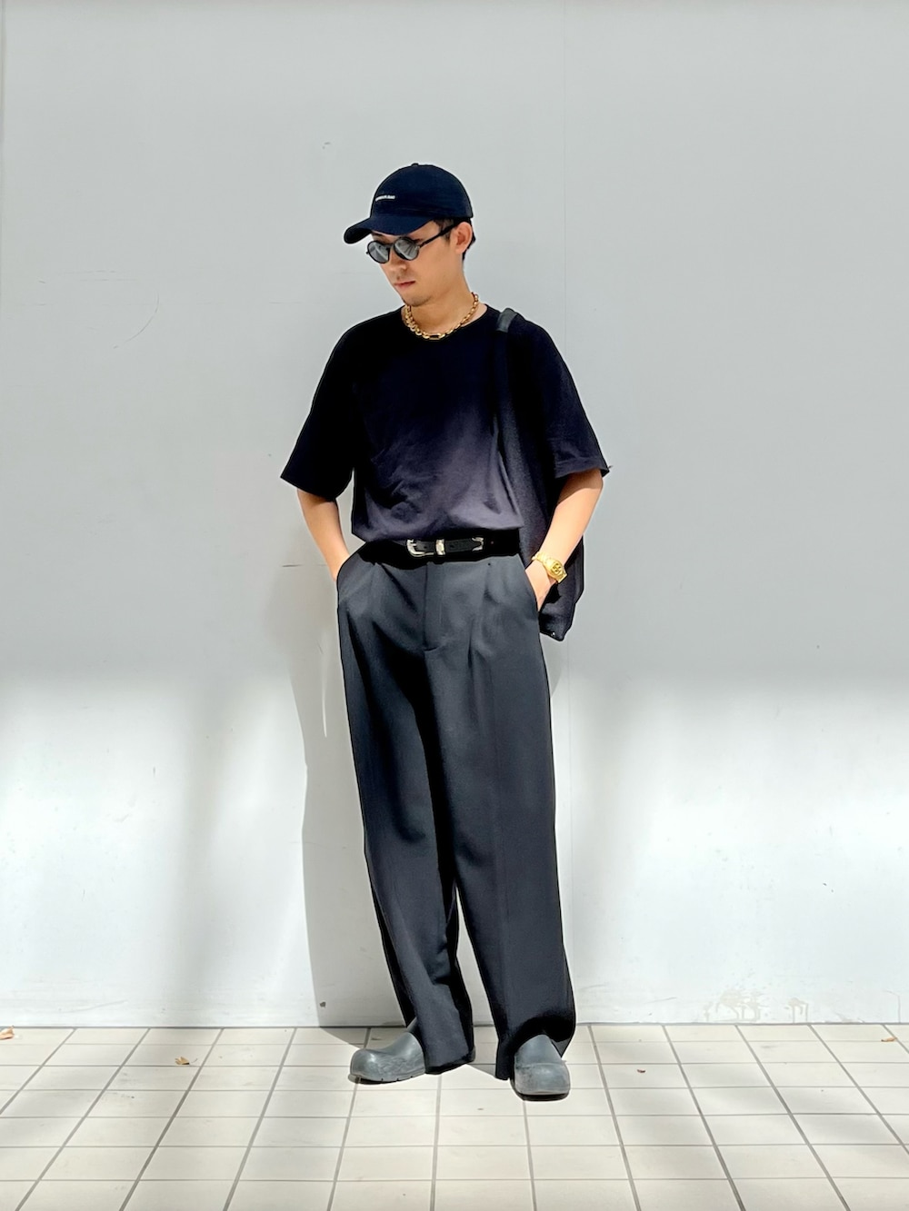 ブラック系のその他パンツ、ブラック系のサンダル、ブラック系のトートバッグを着用したメンズの秋コーディネートの2枚目の写真