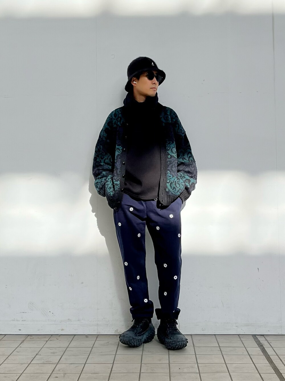 ブラック系のジャケット/アウター、ブルー系のスウェットパンツ、ブラック系のスニーカーを着用したメンズの冬コーディネートの2枚目の写真