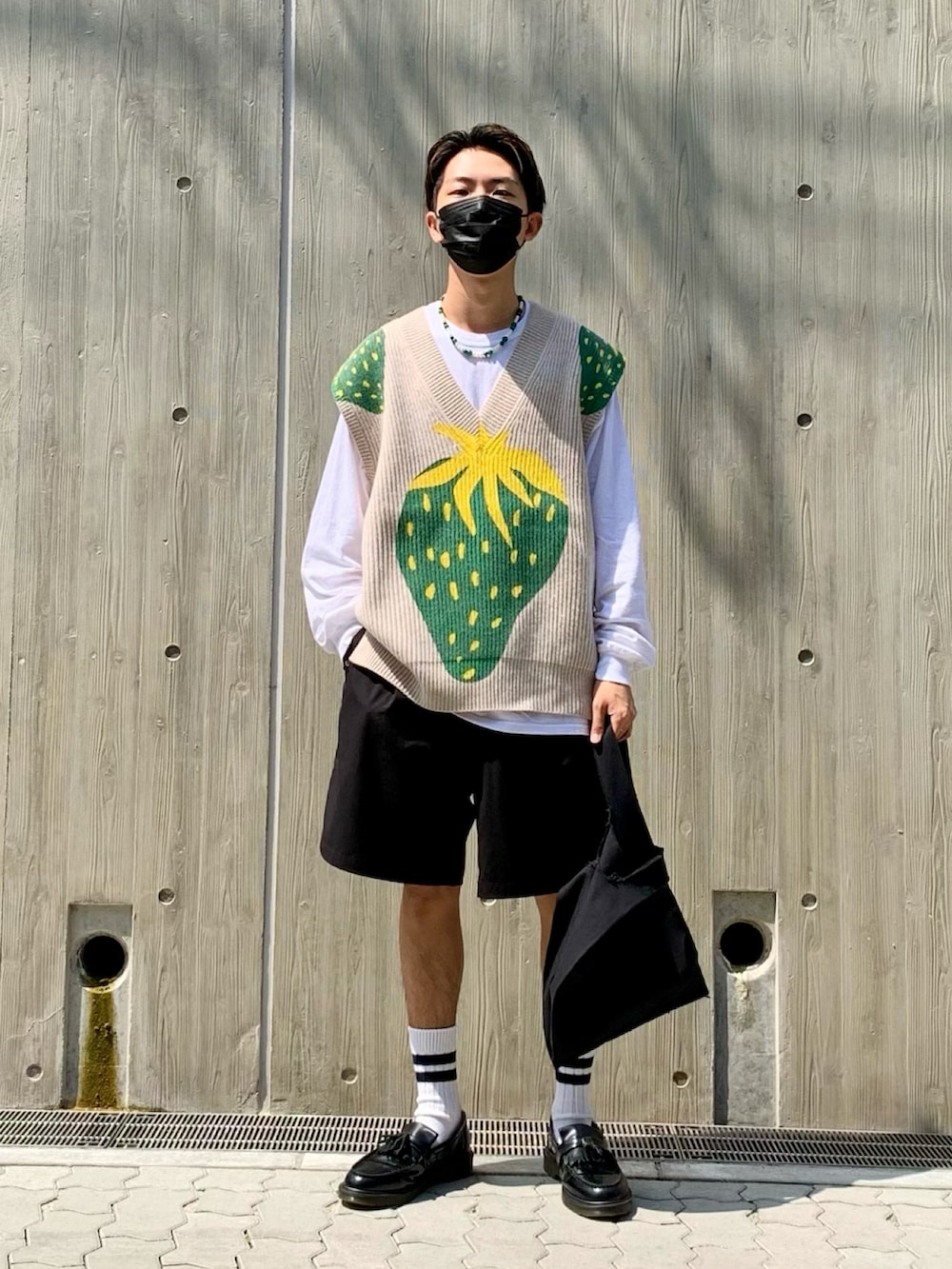 ベージュ系のベスト、ブラック系のその他パンツ、ブラック系のローファーを着用したメンズの春コーディネートの2枚目の写真