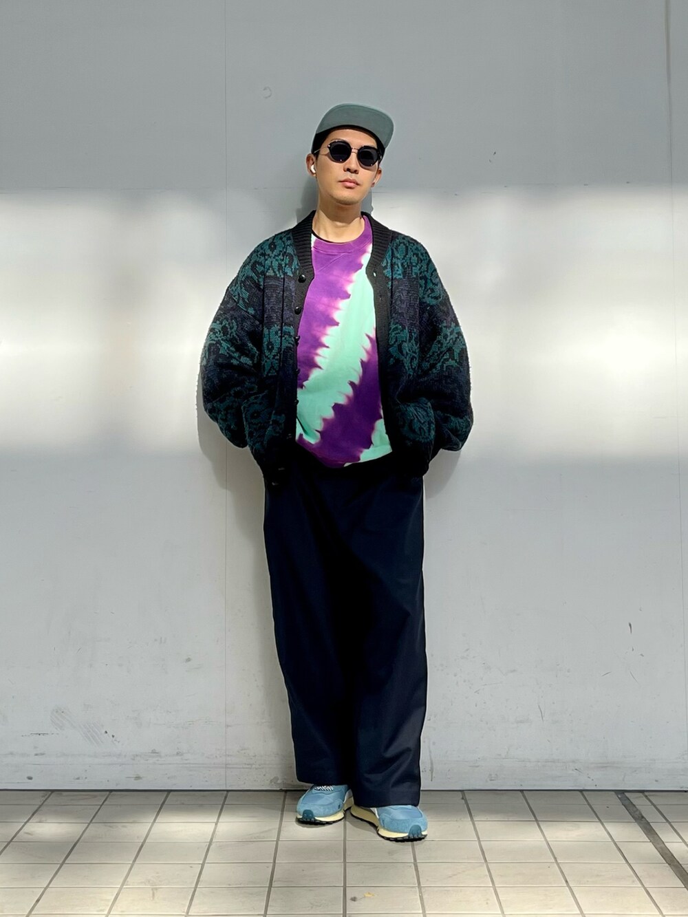 ブラック系のジャケット/アウター、パープル系のスウェット、ブルー系のスラックスを着用したメンズの冬コーディネートの2枚目の写真