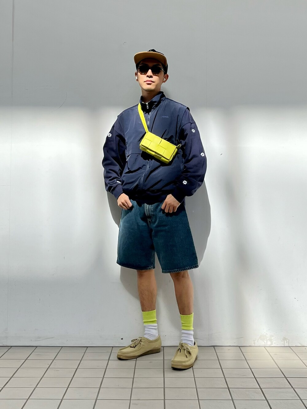 ブルー系のベスト、ブルー系のスウェット、ブルー系のデニムパンツを着用したメンズの秋コーディネートの2枚目の写真