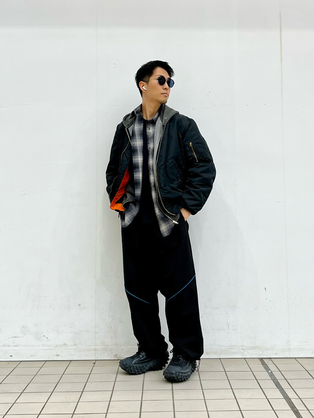 ブラック系のMA-1、ブラック系のパーカー、ブラック系のシャツ/ブラウスを着用したメンズの冬コーディネートの2枚目の写真