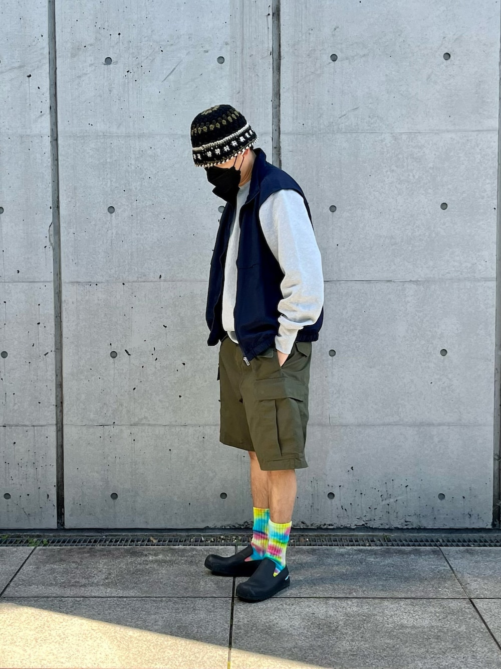 ブルー系のベスト、グレー系のスウェット、グリーン系のその他パンツを着用したメンズの春コーディネートの2枚目の写真