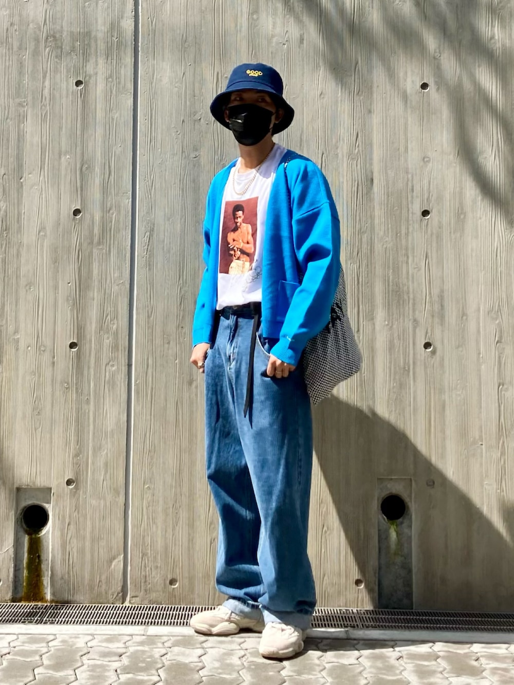 ブルー系のカーディガン/ボレロ、ホワイト系のTシャツ/カットソー、ブルー系のデニムパンツを着用したメンズの春コーディネートの2枚目の写真