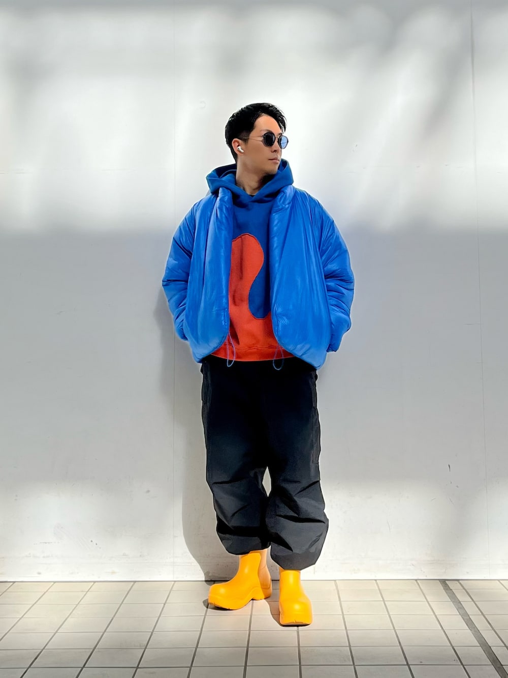 ブルー系のダウンジャケット/コート、ブルー系のスウェット、ブラック系のカーゴパンツを着用したメンズの冬コーディネートの2枚目の写真