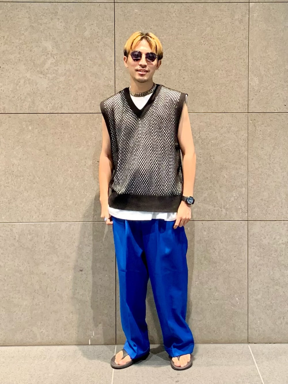 ブラック系のベスト、ホワイト系のTシャツ/カットソー、ブルー系のその他パンツを着用したメンズの夏コーディネートの2枚目の写真