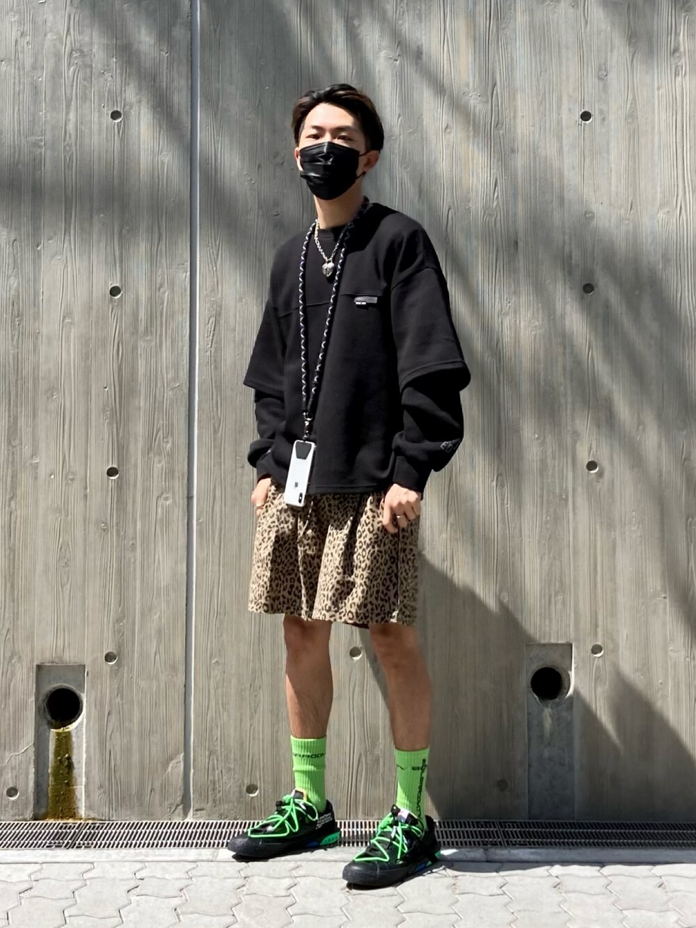 ブラック系のスウェット、その他のその他パンツ、ブラック系のスニーカーを着用したメンズの春コーディネートの2枚目の写真