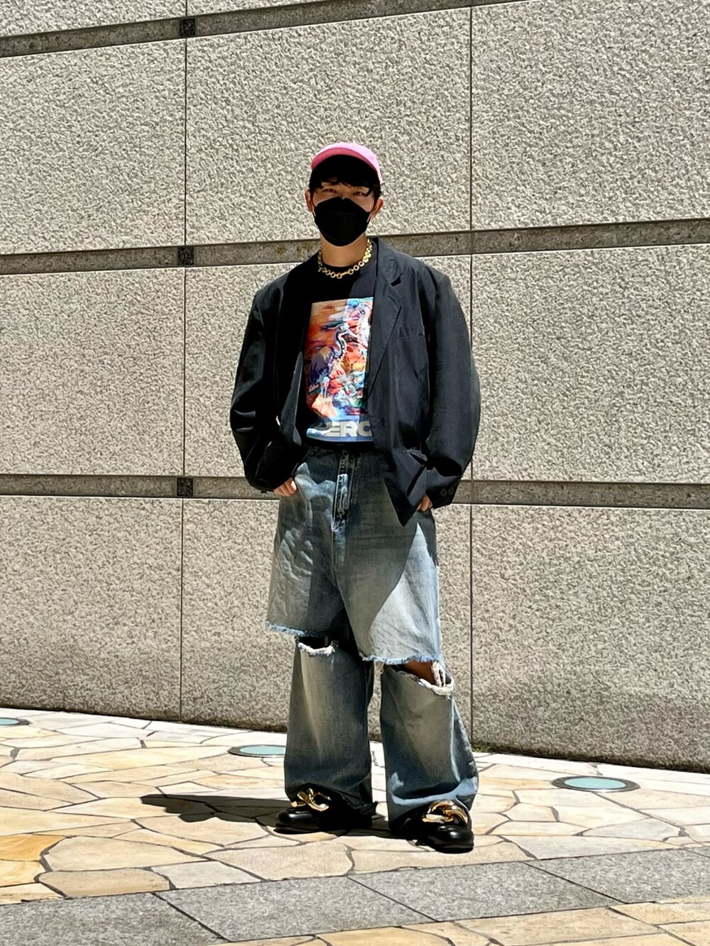 ブラック系のテーラードジャケット、ブラック系のTシャツ/カットソー、ブルー系のデニムパンツを着用したメンズの春コーディネートの2枚目の写真