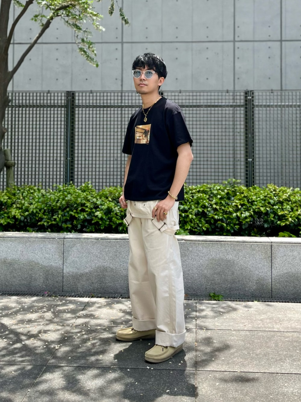 グリーン系のシャツ/ブラウス、ブラック系のTシャツ/カットソー、ホワイト系のサロペット/オーバーオールを着用したメンズの春コーディネートの2枚目の写真