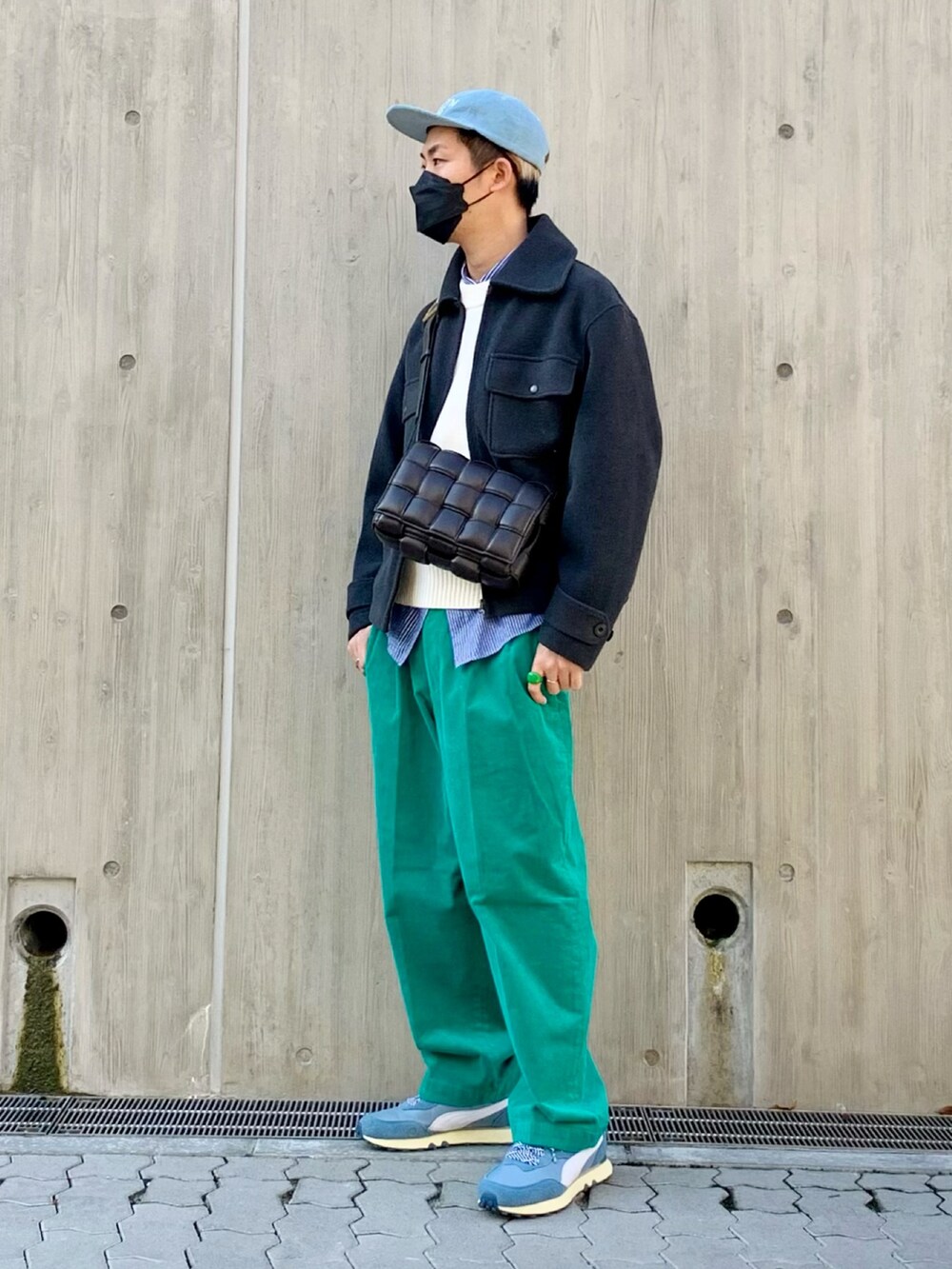 グレー系のジャケット/アウター、ホワイト系のニット/セーター、グリーン系のパンツを着用したメンズの冬コーディネートの2枚目の写真