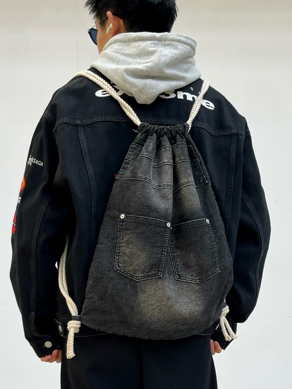 ブラック系のバックパック/リュックを着用したメンズの冬コーディネートの3枚目の写真