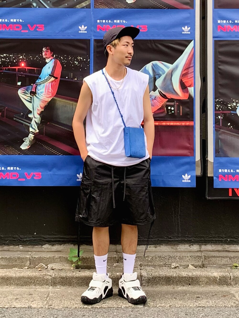 ホワイト系のTシャツ/カットソー、ブラック系のカーゴパンツ、ホワイト系のスニーカーを着用したメンズの夏コーディネートの2枚目の写真