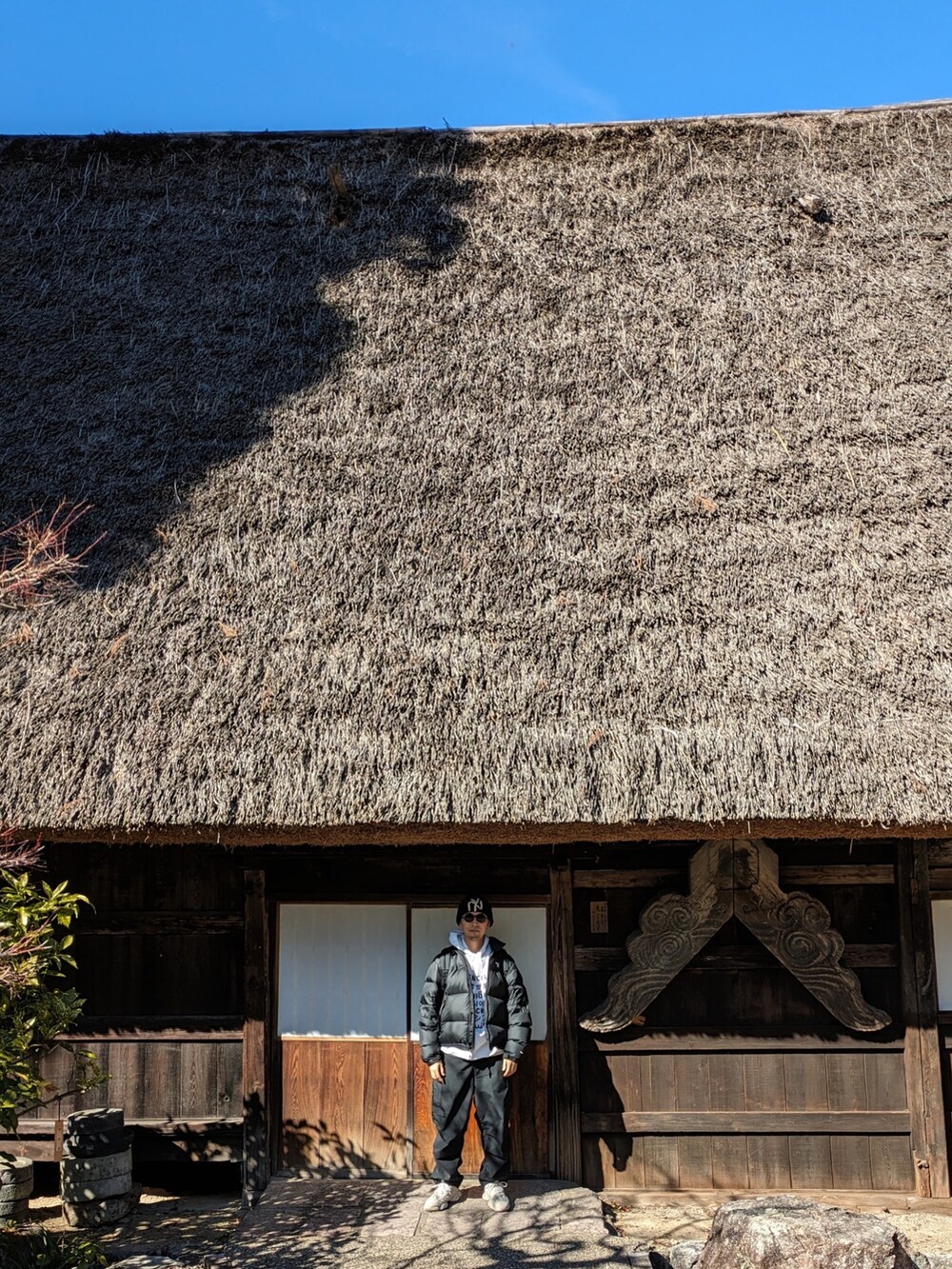 ブラック系のダウンジャケット/コート、ブラック系のカーゴパンツ、ベージュ系のスニーカーを着用したメンズの冬コーディネートの2枚目の写真