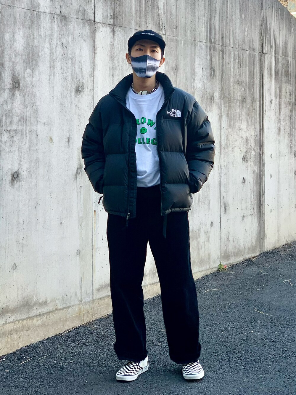 「おしゃれさんと繋がりたい、ダウンジャケット、ヌプシ、THE NORTH FACE、ノースフェイス、ブラックコーデ、#MA_Lo、コーデュロイ、コーデュロイパンツ、カレッジ、スリッポン、キャップ、冬服」|「THE NORTH FACEの【THE NORTH FACE/ザノースフェイス】1996 RETRO NUPTSE JACKET(1996 レトロヌプシジャケット)(ダウンジャケット/コート、ブラック系)」を使った、macky☺︎さん(メンズ・172cm)の冬コーディネートの2枚目の写真
