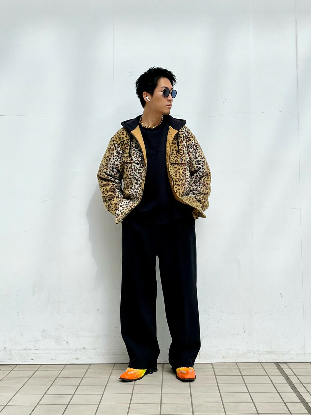 ベージュ系のジャケット/アウター、ブラック系のその他パンツ、イエロー系のスニーカーを着用したメンズの春コーディネートの2枚目の写真