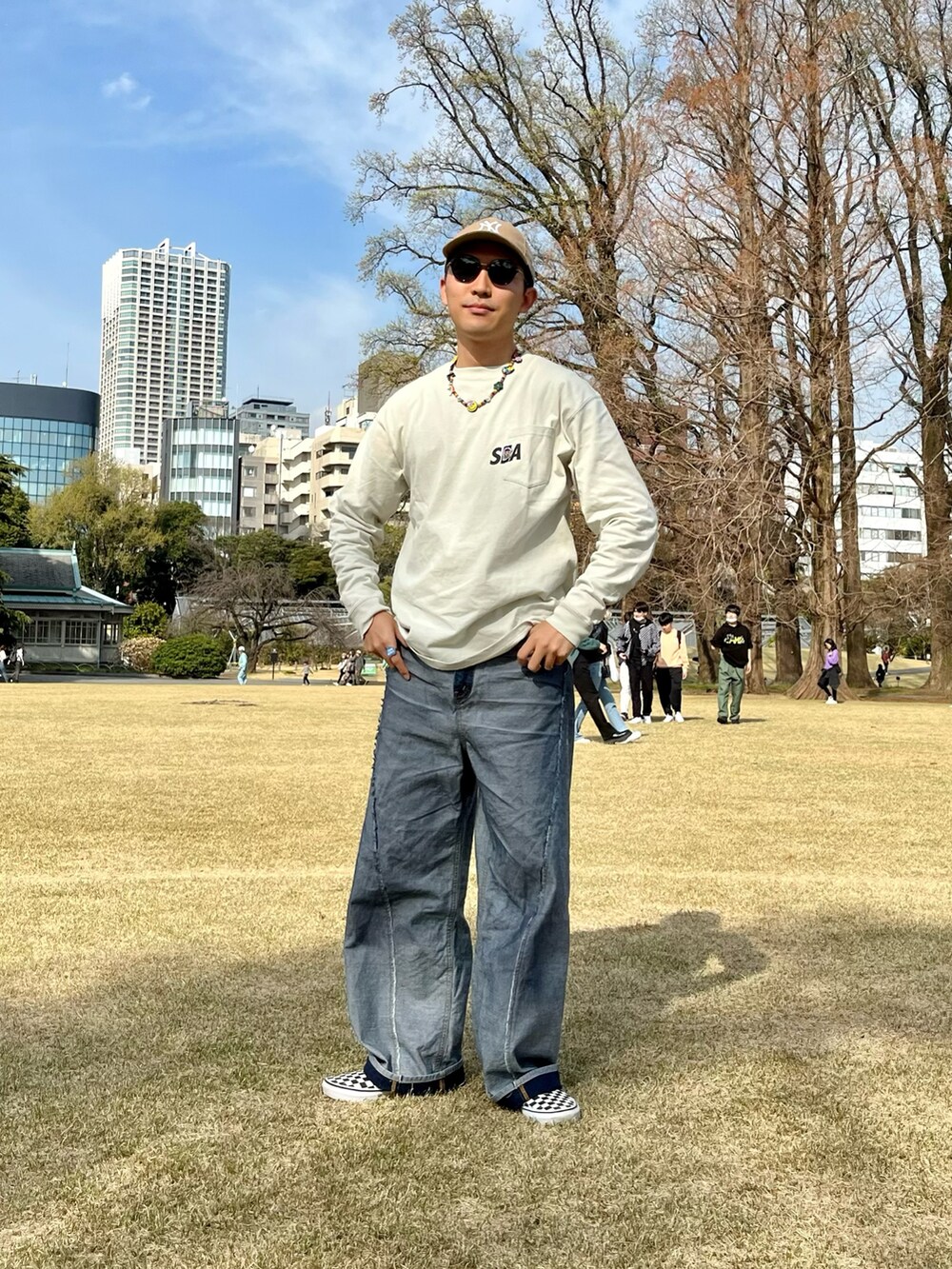 ブルー系のカーディガン/ボレロ、ベージュ系のTシャツ/カットソー、ブルー系のデニムパンツを着用したメンズの春コーディネートの2枚目の写真