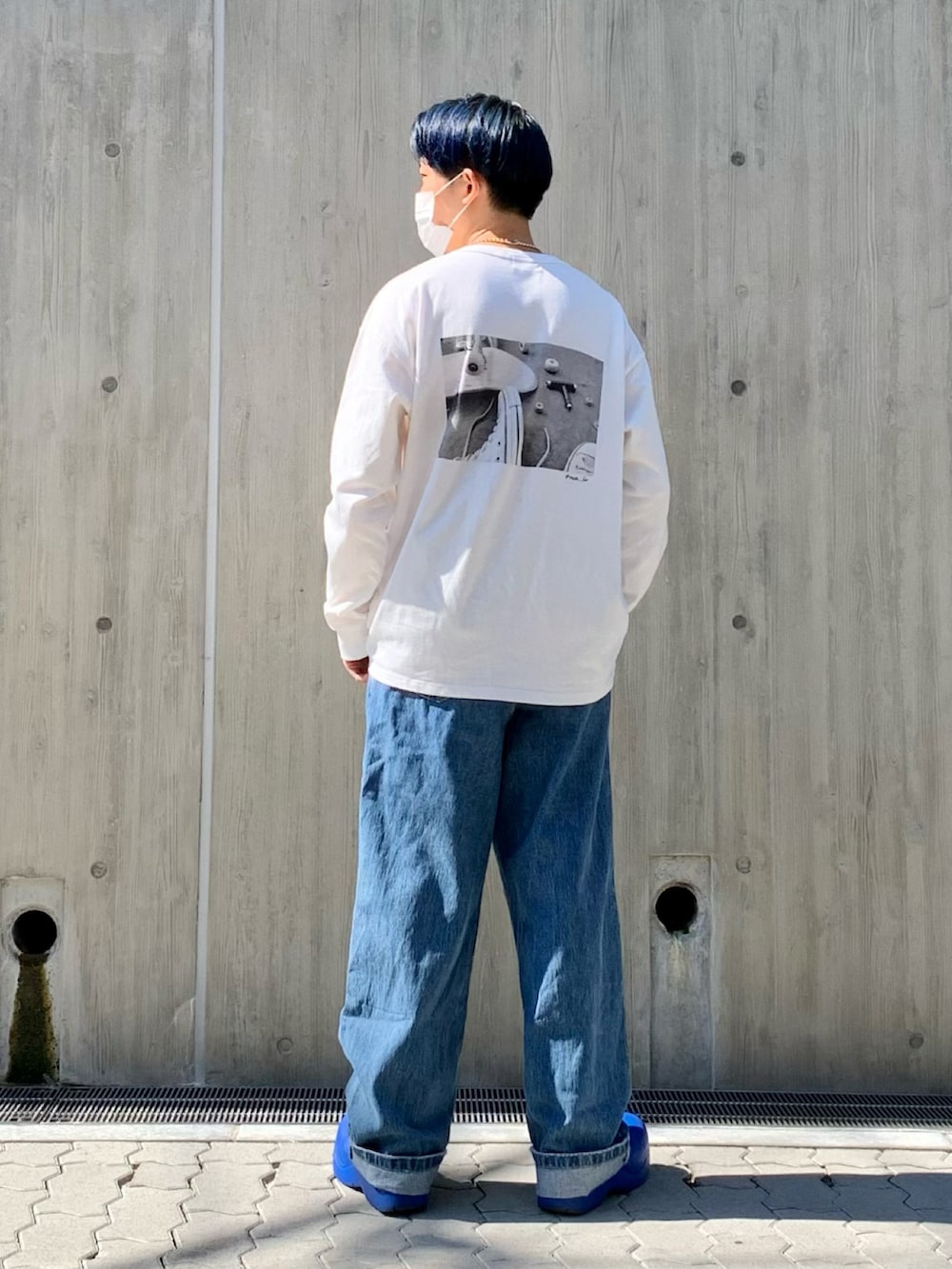 ホワイト系のTシャツ/カットソー、ブルー系のデニムパンツ、ブルー系のブーツを着用したメンズの秋コーディネートの2枚目の写真