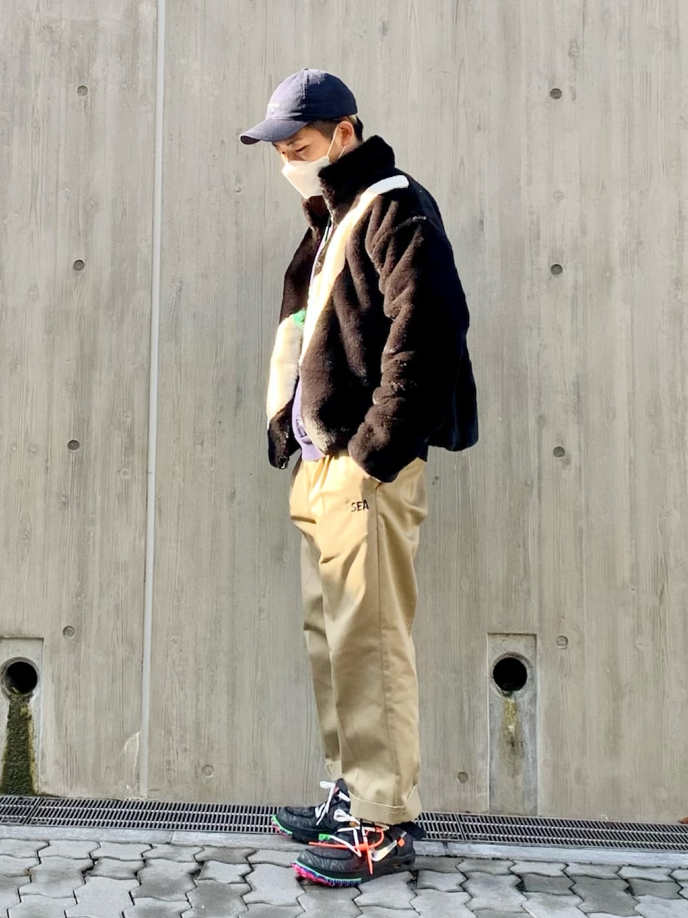 ブラック系のブルゾン、ブルー系のスウェット、ベージュ系のパンツを着用したメンズの冬コーディネートの2枚目の写真