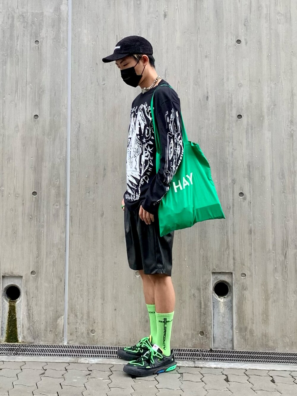 ブラック系のTシャツ/カットソー、ブラック系のその他パンツ、ブラック系のスニーカーを着用したメンズの秋コーディネートの2枚目の写真