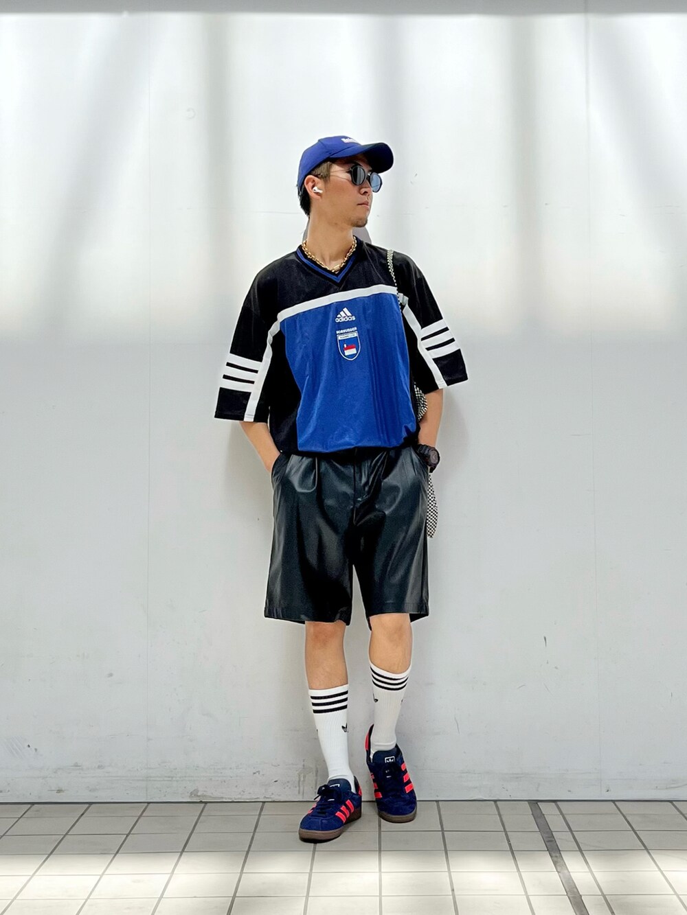 ブルー系のTシャツ/カットソー、ブラック系のその他パンツ、ブルー系のスニーカーを着用したメンズの秋コーディネートの2枚目の写真